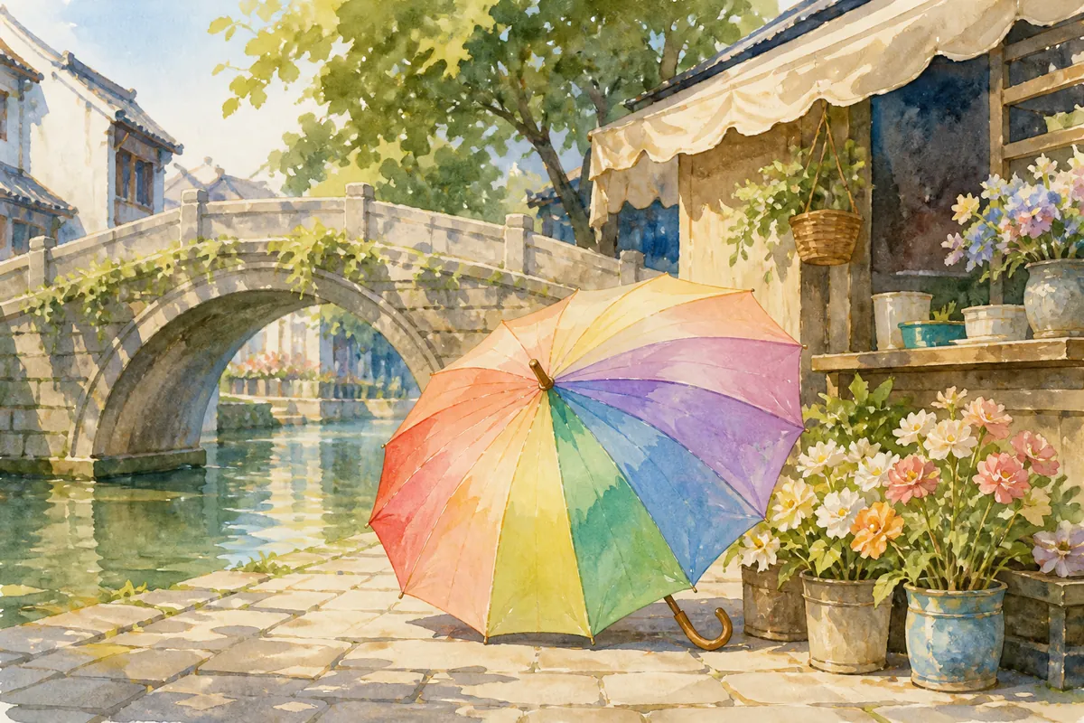 明亮屋顶花房中，木桌上有空花盆、无字钥匙、园艺手套和绿色盆栽，远处城市与天空清朗